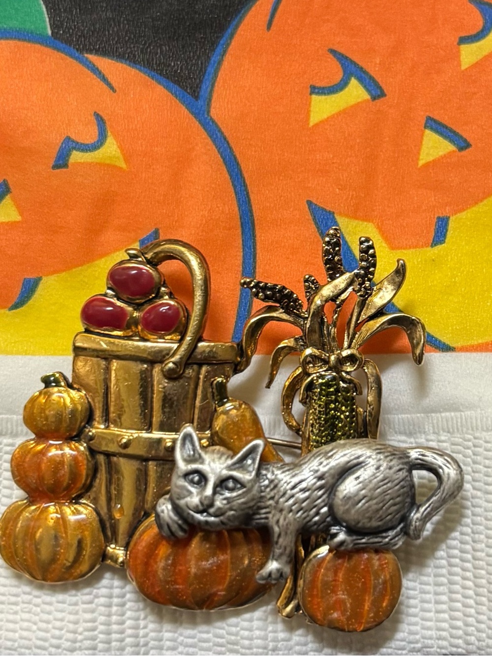 Signed KC Autumn/Fall Pumpkin Patch Brooch Pin Enamel Pumpkins Cat